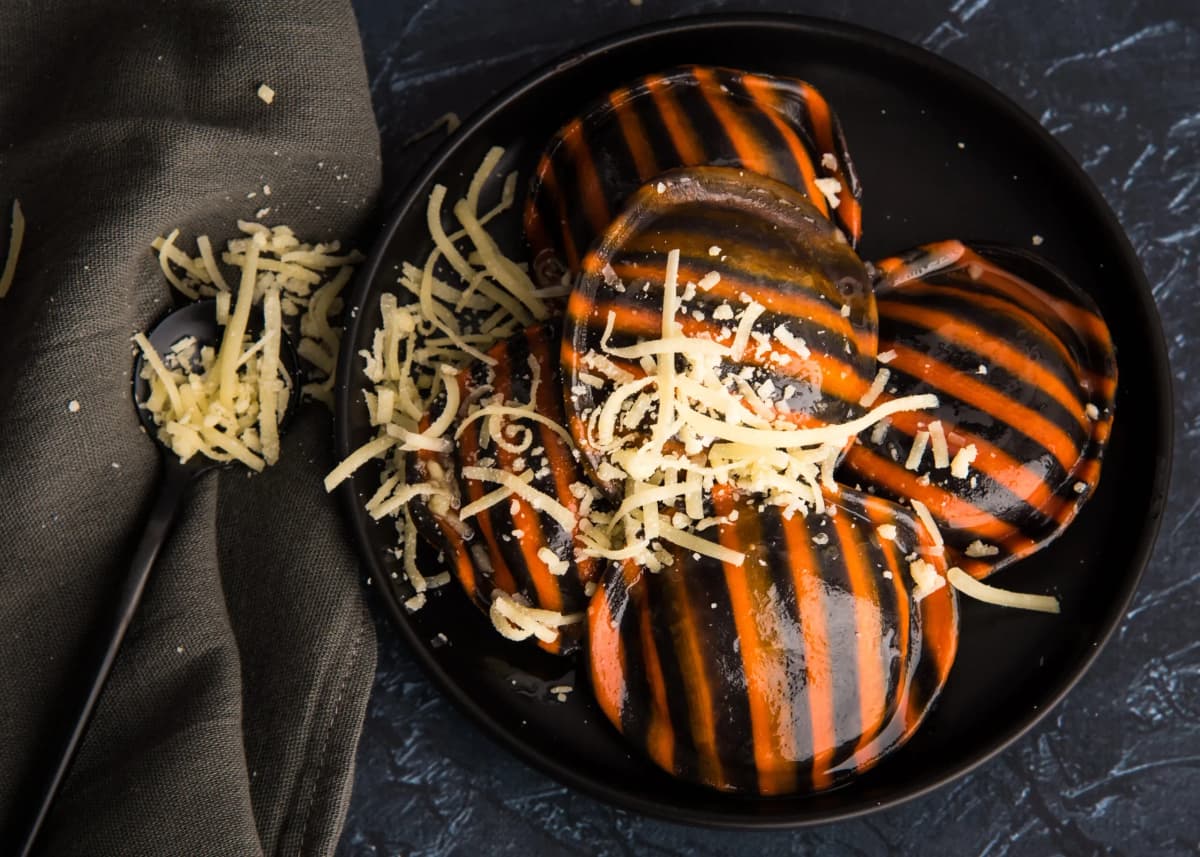 Sorrentinos artesanales con queso rallado — Pastas Tutto Bene